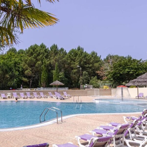 Piscine du Camping Les Pins de Sel en Charentes maritimes entre La Palmyre et Royan