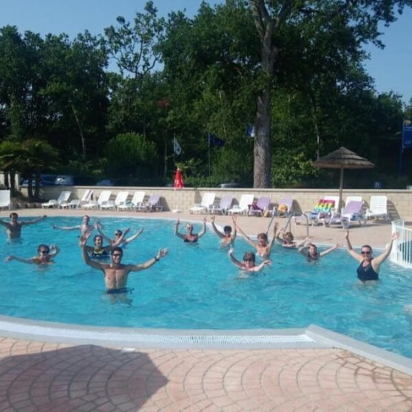 Piscine du Camping Les Pins de Sel en Charentes maritimes entre La Palmyre et Royan