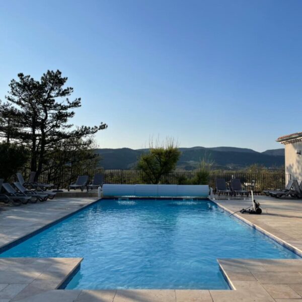 Piscine du Domaine de la Barnerie, village de gites en Ardèche dans le Sud de la France