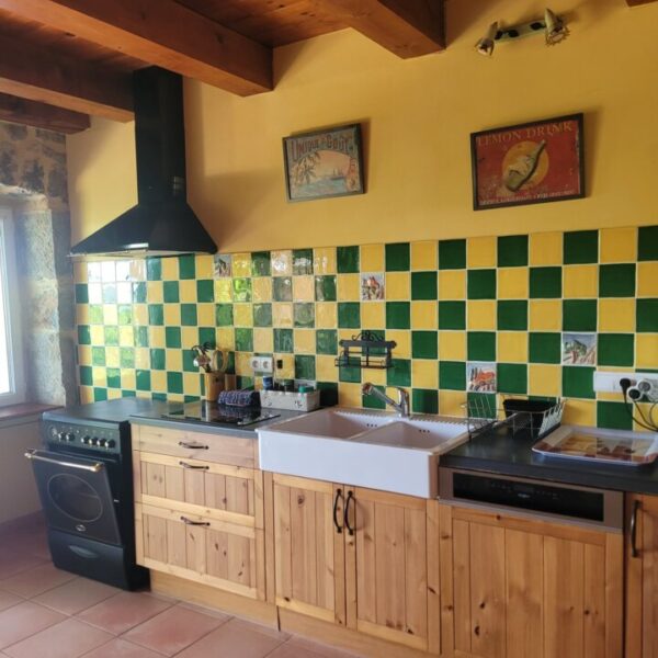 Cuisine équipée au Domaine de la Barnerie, village de gites en Ardèche dans le Sud de la France