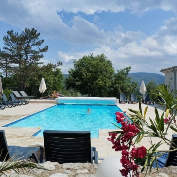 Piscine du Domaine de la Barnerie, village de gites en Ardèche dans le Sud de la France