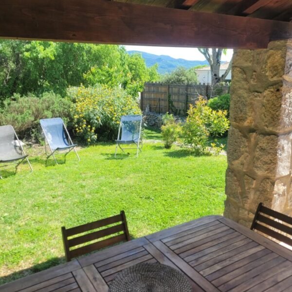 Terrasse couverte au Domaine de la Barnerie, village de gites en Ardèche dans le Sud de la France