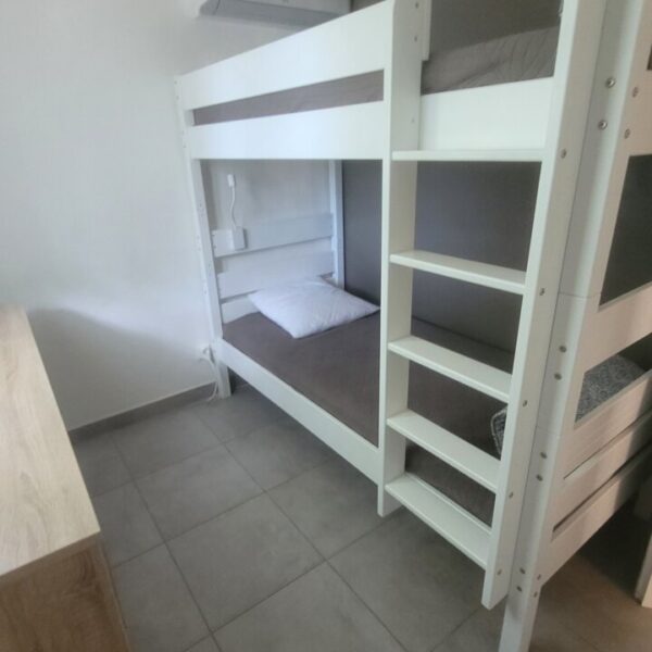 Chambre lits superposés du Domaine de la Barnerie, village de gites en Ardèche dans le Sud de la France