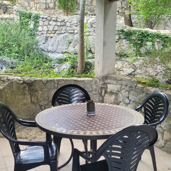 Une terrasse du Domaine de la Barnerie, village de gites en Ardèche dans le Sud de la France