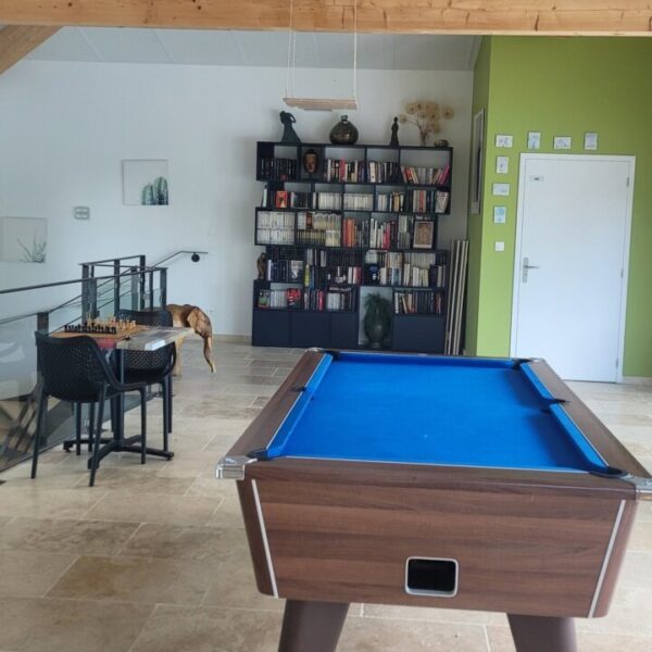 Billard au Domaine de la Barnerie, village de gites en Ardèche dans le Sud de la France