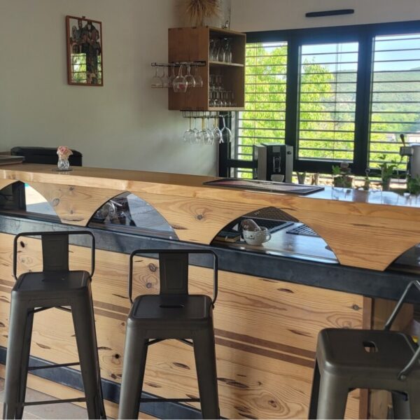Espace commun, avec carte des boissons du Domaine de la Barnerie, village de gites en Ardèche dans le Sud de la France