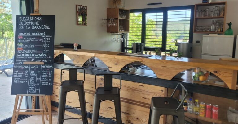 Espace commun, avec carte des boissons du Domaine de la Barnerie, village de gites en Ardèche dans le Sud de la France