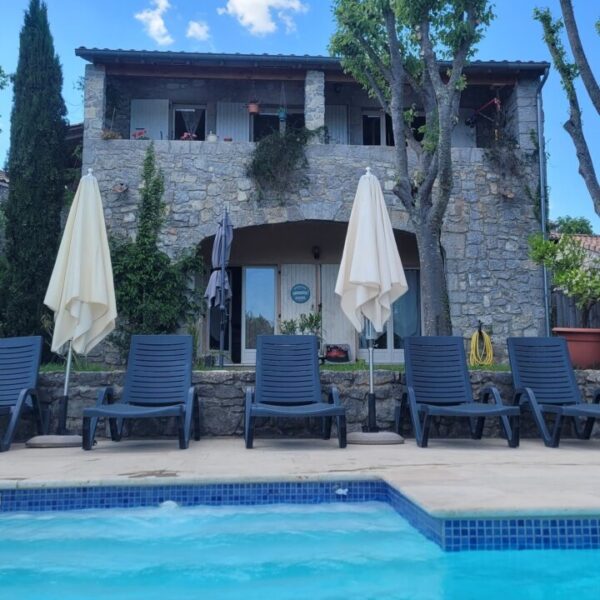 Piscine du Domaine de la Barnerie, village de gites en Ardèche dans le Sud de la France