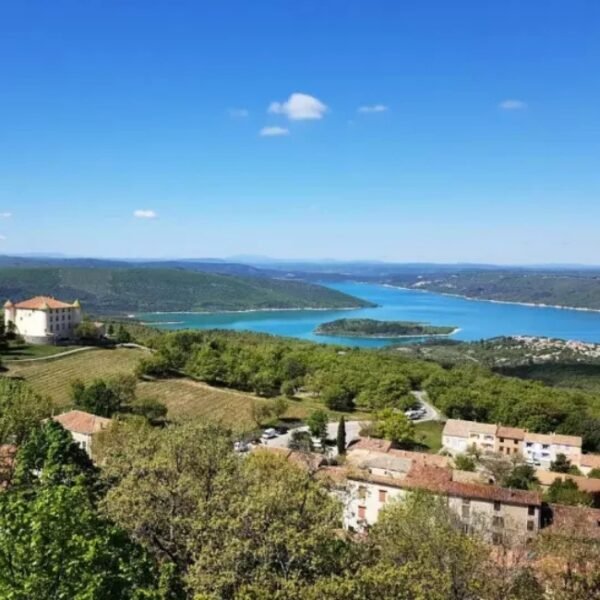 vue du ciel de la vue sur le lac de sainte croix depuis le camping saint clair