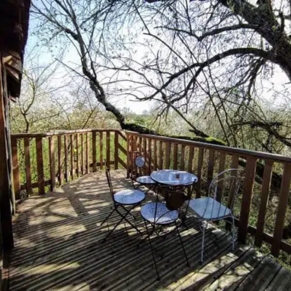 La terrasse d'une cabane dans les arbres de la Family Ecolodge - Locations Insolites à Batilly-en-Puisaye dans le Loiret dans le Centre-Val de Loire