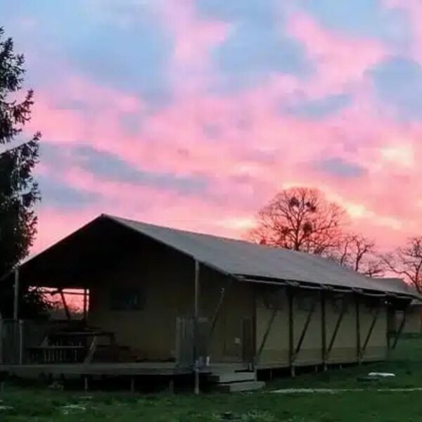 Un coucher de soleil à la Family Ecolodge - Locations Insolites à Batilly-en-Puisaye dans le Loiret dans le Centre-Val de Loire