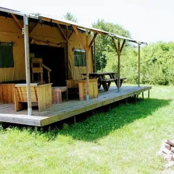 Les extérieur d'une cabane de la Family Ecolodge - Locations Insolites à Batilly-en-Puisaye dans le Loiret dans le Centre-Val de Loire