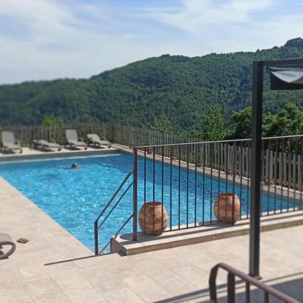 Piscine du Domaine du Vernadel dans le Parc monts d'Ardèche en Auvergne Rhone Alpes