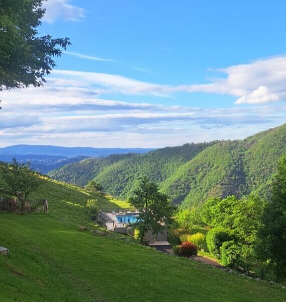 Domaine du Vernadel dans le Parc monts d'Ardèche en Auvergne Rhone Alpes