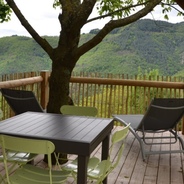 Terrasse du Domaine du Vernadel dans le Parc monts d'Ardèche en Auvergne Rhone Alpes