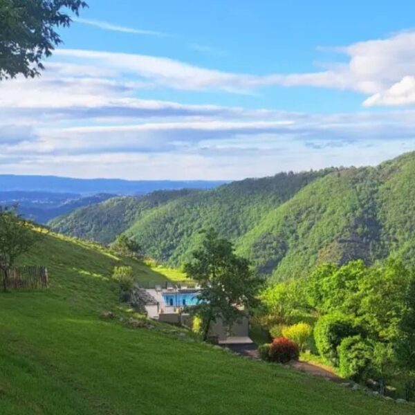 Domaine du Vernadel - vacances pas chères avec son chien en Ardèche à Asperjoc