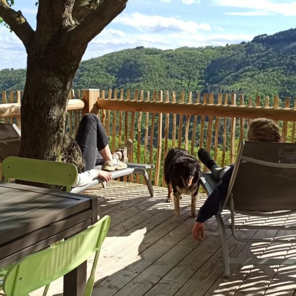 Terrasse d'un gîte du Domaine du Vernadel dans le Parc monts d'Ardèche en Auvergne Rhône Alpes