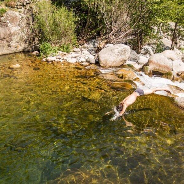 Baignade proche du Domaine du Vernadel dans le Parc monts d'Ardèche en Auvergne Rhone Alpes