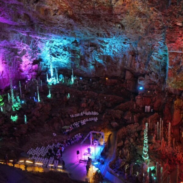 Une grande salle dans la Grotte de l'Aven Armand à Hures-la-Paradeen Lozère en Occitanie