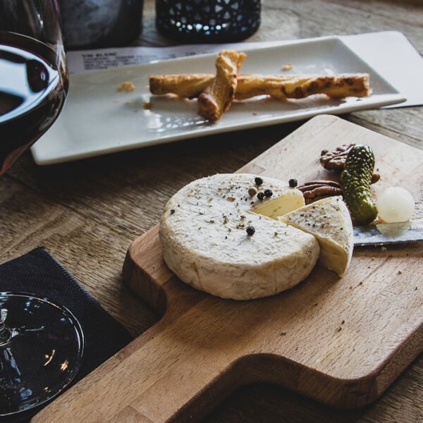 Un plateau de fromage au café de la Grotte de l'Aven Armand à Hures-la-Paradeen Lozère en Occitanie