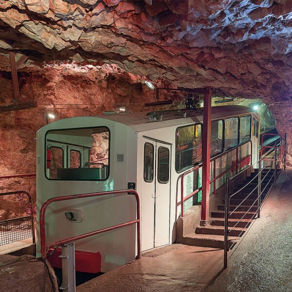 Le Funiculaire de la Grotte de l'Aven Armand à Hures-la-Paradeen Lozère en Occitanie