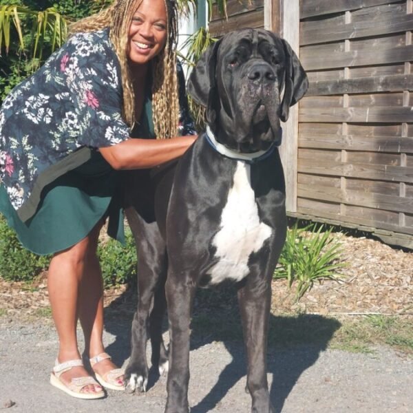 Un chien et sa maitresse au Camping du port de moricq en Vendeée dans le Pays de la Loire