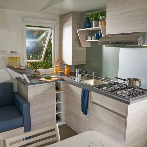 La cuisine d'un mobil-home du Camping du port de moricq en Vendeée dans le Pays de la Loire