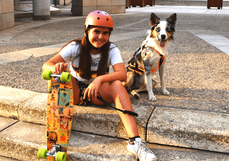 Andar de skate com seu cachorro ou patinar