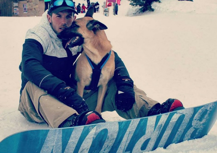 Faire du snowboard avec son chien