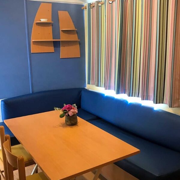 Salon de locatif du Camping les Casteillets à Argelès-sur-Mer dans les Pyrénées Orientales