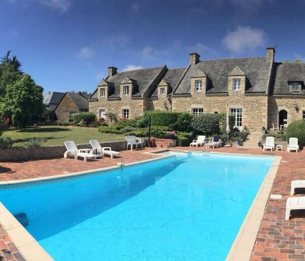 Heated swimming pool at Le Manoir de Quatre Saisons B&B in Brittany in La Turballe in Loire Atlantique