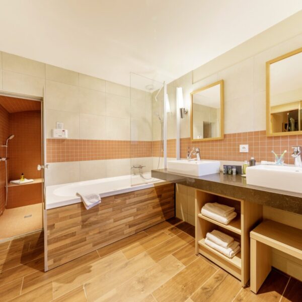 Salle de bain cottage VIP du Domaine Le Bois aux Daims Center Parcs dans la Vienne près de Poitiers