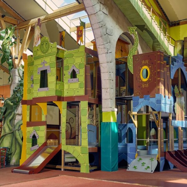 Aire de jeux intérieure pour les enfants du Domaine Le Bois aux Daims Center Parcs dans la Vienne près de Poitiers