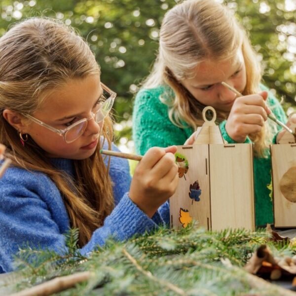 Atelier créatif lanternes pour les enfants au Domaine Le Bois aux Daims Center Parcs dans la Vienne près de Poitiers