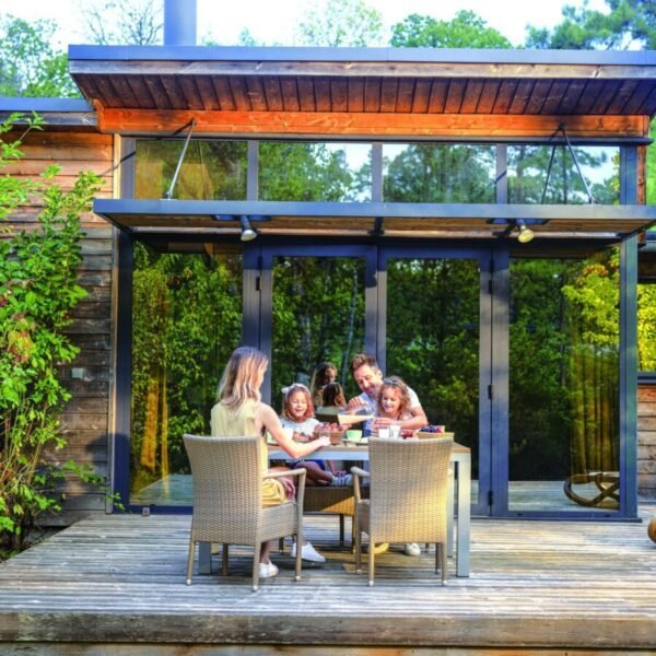 Terrasse d'un cottage du Domaine Les Hauts de Bruyères Center Parcs en Sologne dans le Centre Val de Loire