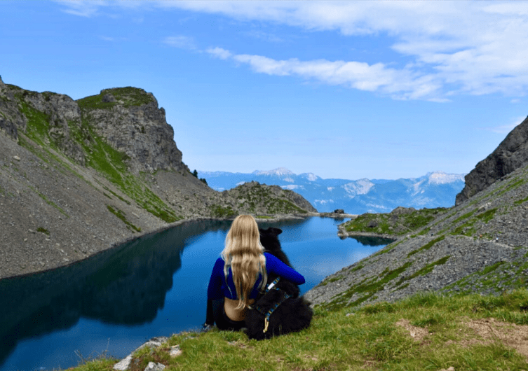 Randonner autour des lacs de Savoie avec son chien