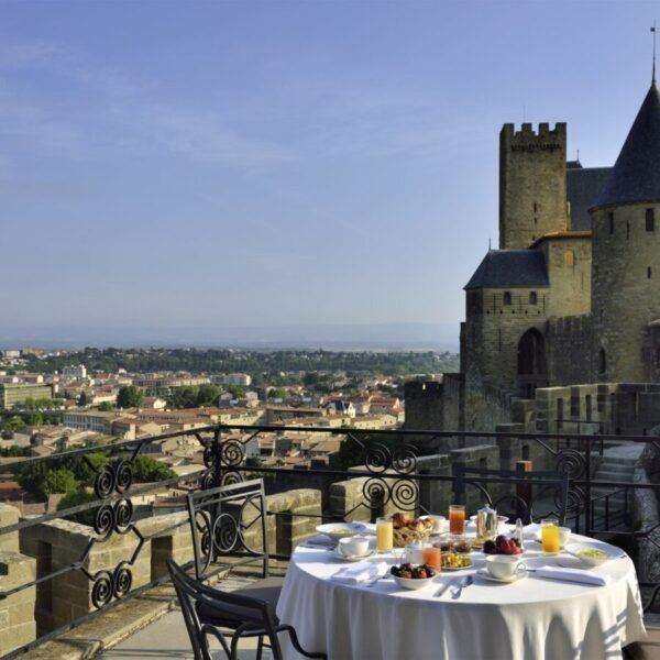 Vue sur la Cité depuis la Terrasse du Restaurant Gastronomique La Barbacane à Carcassonne dans l'Aude en Occitanie