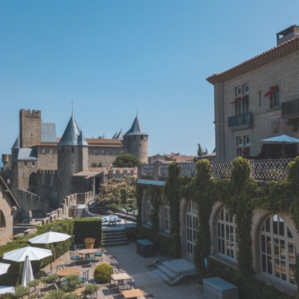 Vue sur la Cité depuis la Terrasse du Restaurant Gastronomique La Barbacane à Carcassonne dans l'Aude en Occitanie