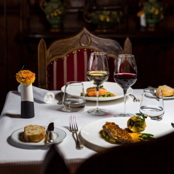 Table raffinée au Restaurant Gastronomique La Barbacane à Carcassonne dans l'Aude en Occitanie