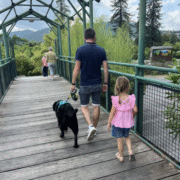 Musher et Sophie à la Bambouseraie en Cévennes où les chiens sont acceptés, à Générargues, dans le Gard, en Occitanie