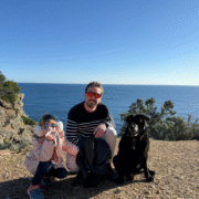 Musher et famille sur l'île de Porquerolles où les chiens sont acceptés, à Hyères, dans le Var, en Provence-Alpes-Côte d'Azur