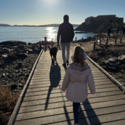 Musher et famille sur ponton, sur l'Île de Porquerolles, où les animaux sont acceptés, à Hyères, dans le Var, en Provence-Alpes-Côte d'Azur