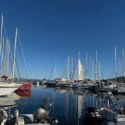 Port de Porquerolles où les chiens sont acceptés, à Hyères, dans le Var, en Provence-Alpes-Côte d'Azur