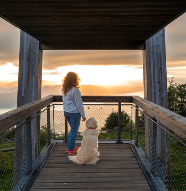 Ariane et sa chienne devant le coucher de soleil au belvédère du Revard en Savoie sur le lac du Bourget @itineramagica
