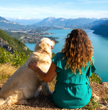 Ariane et son chien observent la vue sur le lac du Bourget au belvédère de la Chambotte @itineramagica