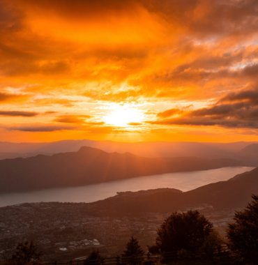 coucher de soleil splendide sur le lac du Bourget en Savoie à Aix-les-Bains
