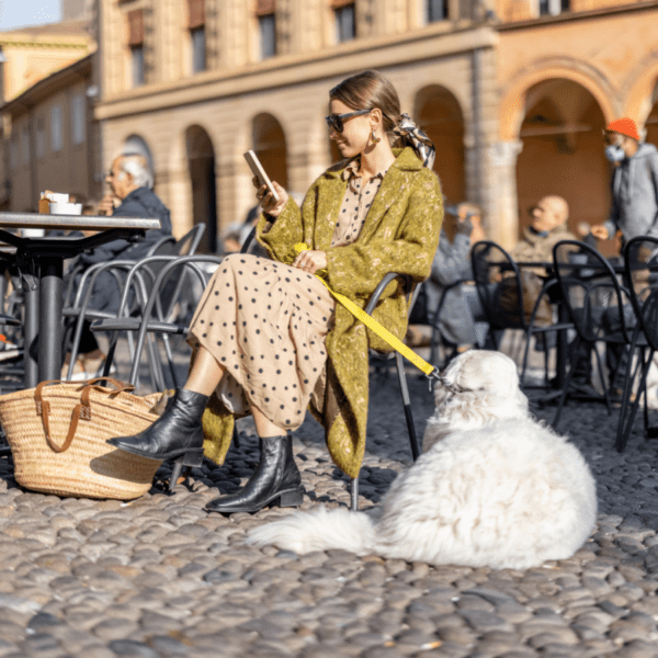 femme qui mange au restaurant avec son chien sur une place à Rome en Italie