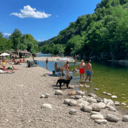 Le camping du domaine Arleblanc possède un accès direct à la rivière en Ardèche