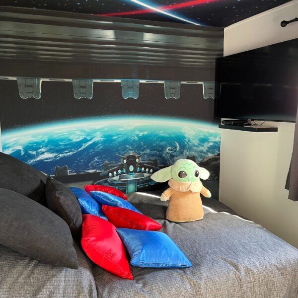 Camping la Clape village : des cabanes cinéma magiques, camping autorisé aux chiens Cap d'Agde, camping dog friendly Agde, La clape village camping, blog, destination voyage avec un chien, emmenetonchien.com