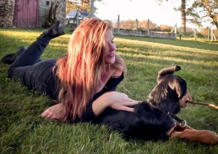 La vie parisienne de Nadia et son chien Booba